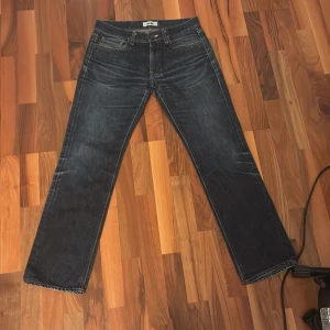 Acne jeans - Säljer ett par raka Acne jeans med snygga slitningar. Storleken är 32/32 men jeansen passar nog bättre på någon som brukar ha något mindre storlekar. Modell Mic Rigid. 100% bomull. 