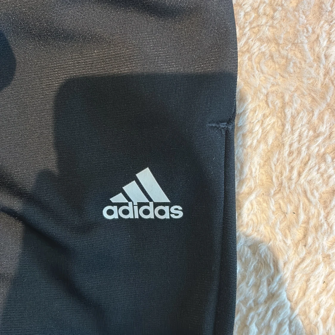 Svarta Adidas träningsbyxor 13/14y  - 3