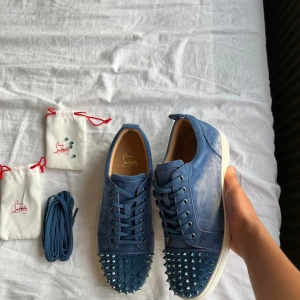 Christian Louboutin Skor - Säljer dessa super snygga och väldigt ovanliga Louboutin skorna i otroligt bra skick 10/10. Storlek 41 sitter som 41–41,5. Inget og/tillbehör endast extra snören och nitar därför till ett så lågt pris
