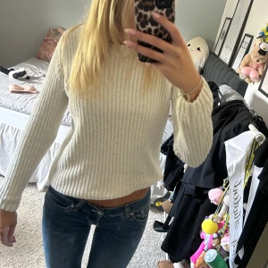 Vit ribbad stickad tröja -  vit stickad tröja 
