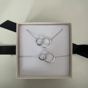 Matchande halsband och armband i silver - Matchande halsband och armband i rhodinerat äkta silver, köpta för 549 och 449❤️fick i studentpresent och aldrig använda