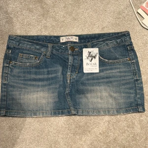 Blå jeanskjol från Sicka 19 - Snygg blå jeanskjol från Sicka 19. Köpt second hand i Paris men aldrig använt själv! Den är jättebra i skicket🥰🥰