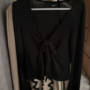 Tröja med knytning  - Tröja från GinaTricot i storlek M