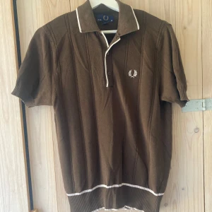 Fred Perry piké - Pikétröja med t-shirtkänsla sett till material. Perfekt skick med undantag för att jag råkade krympa den i tvätten. Faktisk storlek är någonstans mellan S och M, trots att det står 96 cm 38”. Möjlighet till upphämtning i Stockholm.