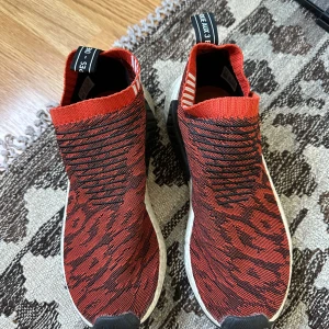 Adidas NMD sneakers  - Storlek 42 2/3. Använda extremt fåtal gånger och köpte någongång under 2018