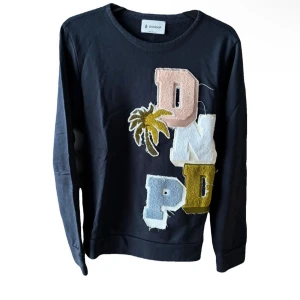 Svart/mörkblå tröja från Dondup  - Fet svart/mörkblå sweatshirt från Dondup. Storlek small men passar även xs då italienska märken är små i storleken. Perfekt för dig som gillar något unikt. har tyvärr inget kvitto kvar då det var en present. 