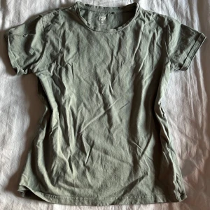 Tshirt  - Sitter mer som en S, använd en gång