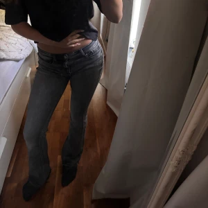 Veromoda jeans - Säljer dessa sjukt snygga grå svarta jeans från vero Moda, fint skick. St M 32 