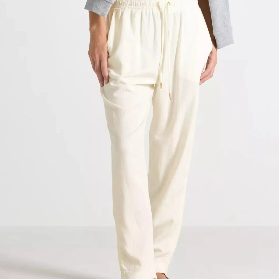 Vita linnebyxor med snörning