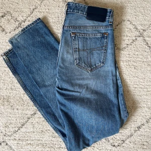Tiger of Sweden jeans - Jeans i ganska dåligt skick. Finns ett hål vid skrevet som kan lagas. Men annars sitter de bra och ser bra ut. Modell nico. W28 L32.