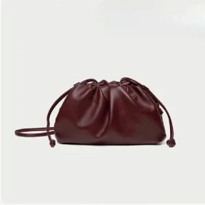 Vinröd clutch väska - Såå sjukt snygg väska ifrån raffinato. Längden på väskan är justerbar! Väskan är även väldigt rymlig 💞💞
