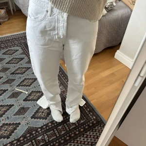 Vita jeans med slits nertill - Säljer ett par vita jeans med raka ben och snygg slits nertill. Aldrig använda då dem är för långa för mig! (Jag är 165cm) 