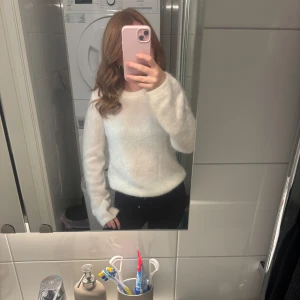 Vit fluffig stickad tröja H&M Edition - Supermjuk och fluffig vit stickad tröja från H&M Edition. Tröjan har rund halsringning, lång ärm och en clean, enkel design som är lätt att matcha. Perfekt för lager-på-lager och chill vibes under kyliga dagar.