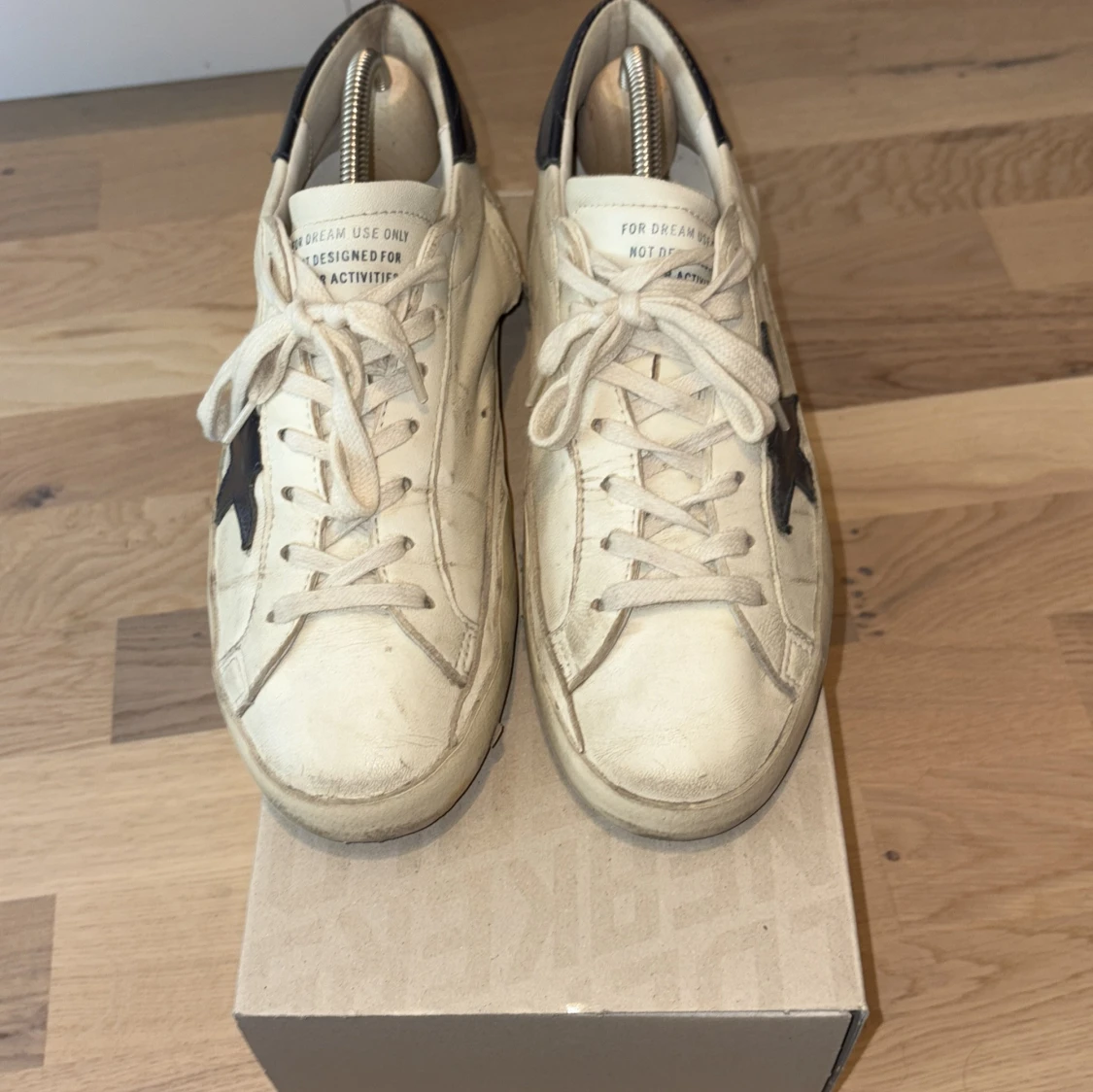 Golden Goose vita sneakers med mörkblå stjärna - 1