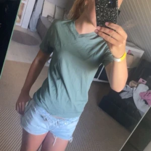 Grön v-ringad t-shirt - Snygg grön t-shirt med v-ringning och korta ärmar.