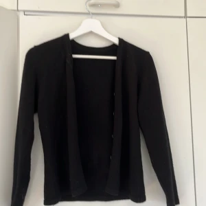 Svart kofta!! - Säljer en svart kofta, storlek å märke är okänt, men storleken bör vara XS😀