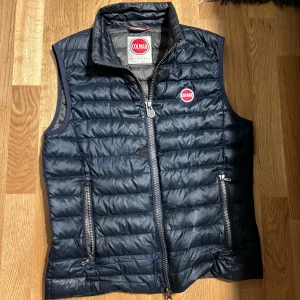 Colmar väst  - Säljer nu denna väst då den inte passar.     Storlek S. Bra skick förutom ett litet märke i fram. 