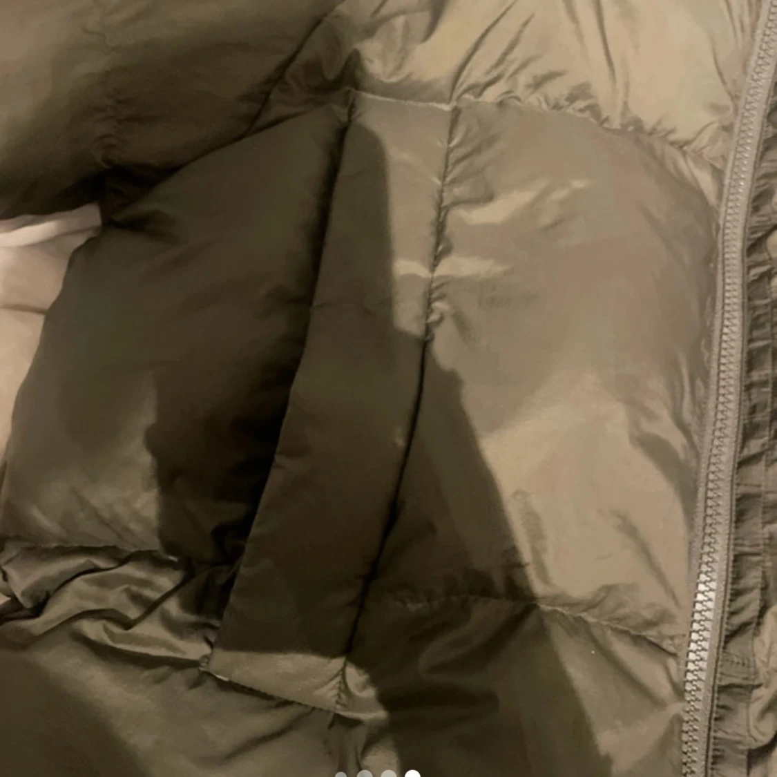 Olivgrön pufferjacka med huva - 1