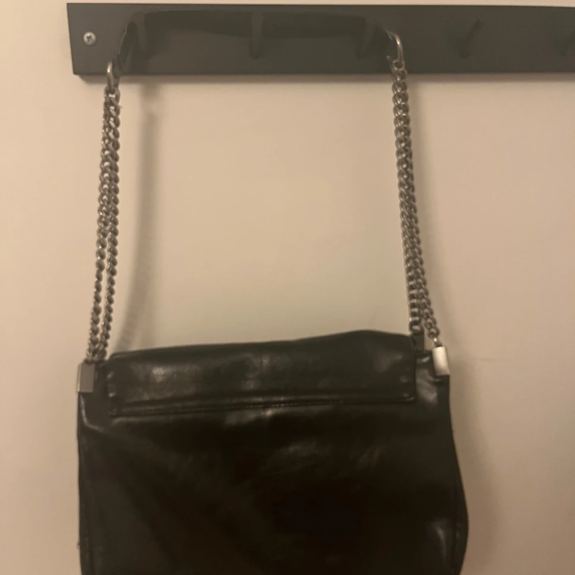 Svart axelväska med kedjerem - 1