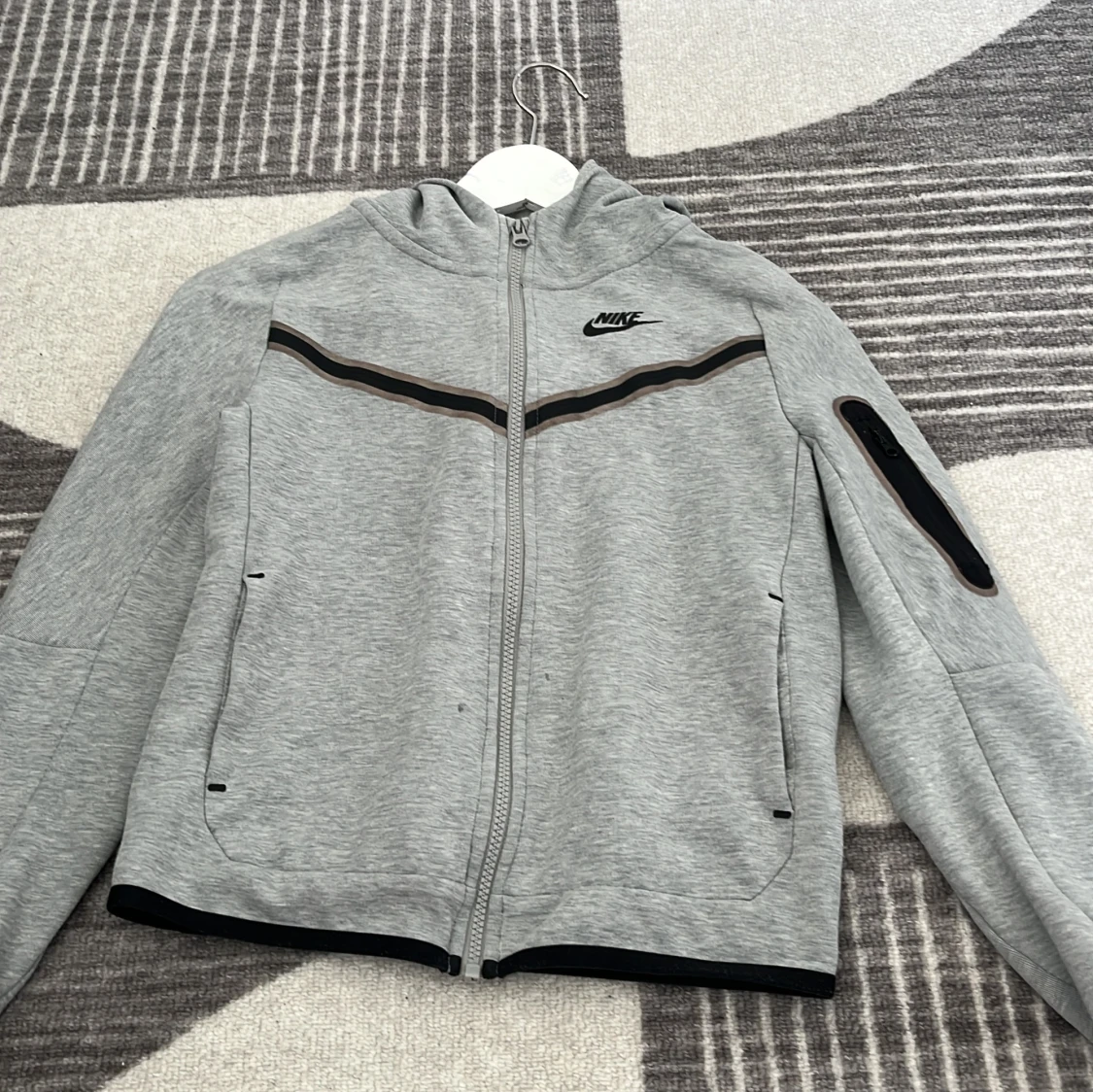Grå zip-hoodie från Nike med svarta detaljer