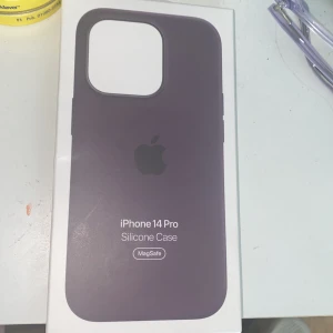 iPhone 14 PRO silicone skal  - Den är aldrig använd utan har bara öppnat den! Köpte den 2 veckor sen! För fler bilder eller frågor skriv bara 🫶🏻