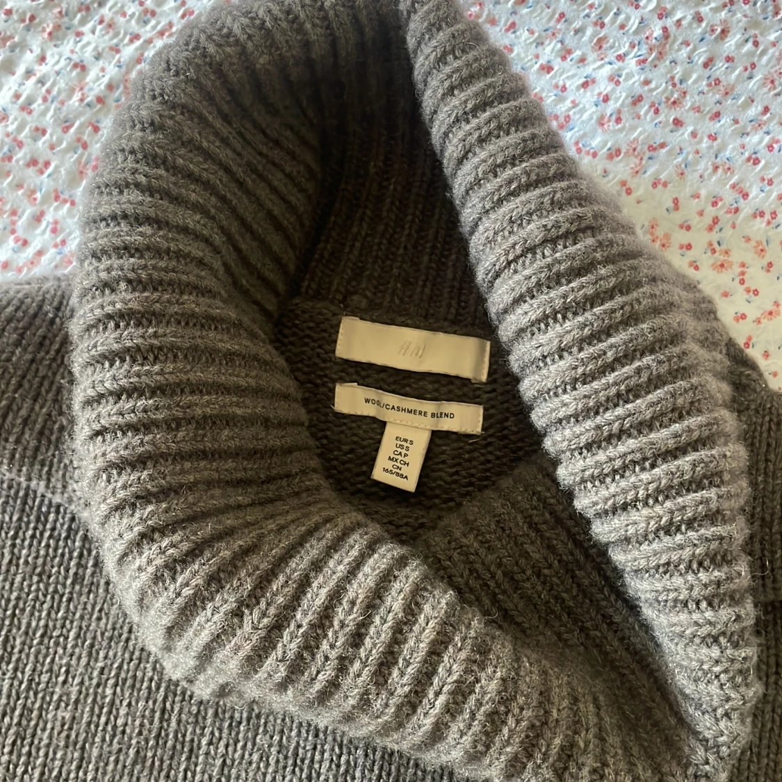 Brun/ grå  polotröja i ull/kashmir från H&M - 1