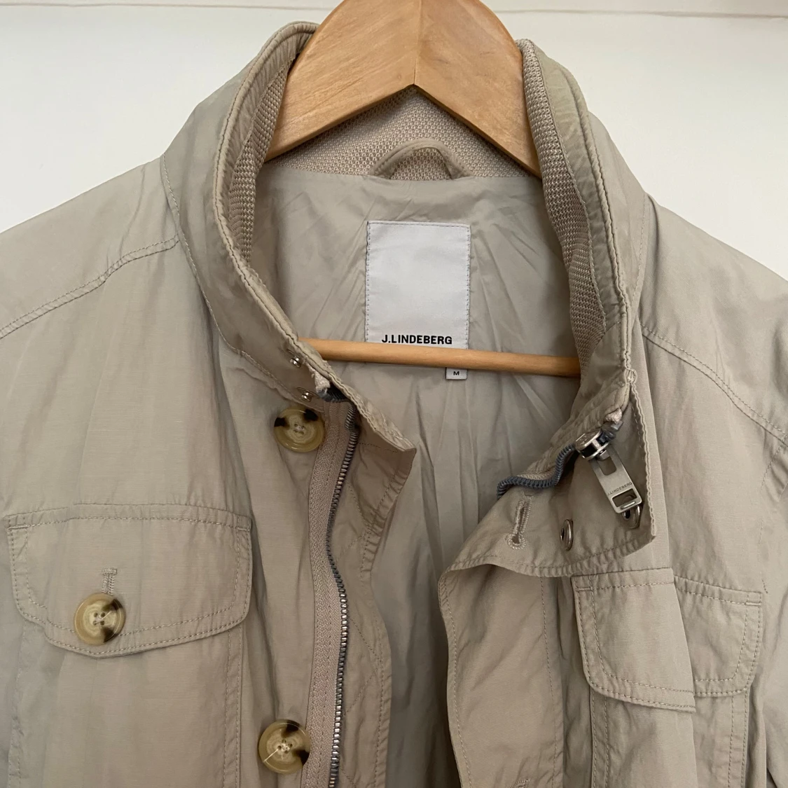 Beige vindjacka från J.Lindeberg - 1