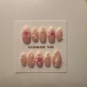 Press on nails  - Fina egen gjorda press on naglar☺️  Storlek Lillfinger 9mm, ringfinger 12mm, långfinger 12mm, pekfinger 10mm, tumme 15mm.  Mät din nagel genom att mäta nageln från kant till kant, se exempel bild sist