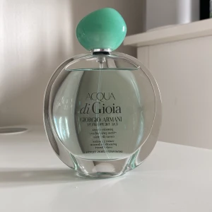 Acqua di Gioia parfym Giorgio Armani - Fräsch parfym från Giorgio Armani, Acqua di Gioia. Den luktar väldigt fräscht och är lätt i sin doft. I sin doft har den water jasmine, primofiore lemon och Cedar heart. Som man ser är den lite använd, innehåller 100ml💞