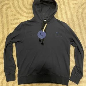 Jacob Cohen hoodie - Säljer denna feta Cohen hoodie i strl S. Använd fåtal gånger och är i nyskick. Kan skicka fler bilder om så önskas bara höra av sig.