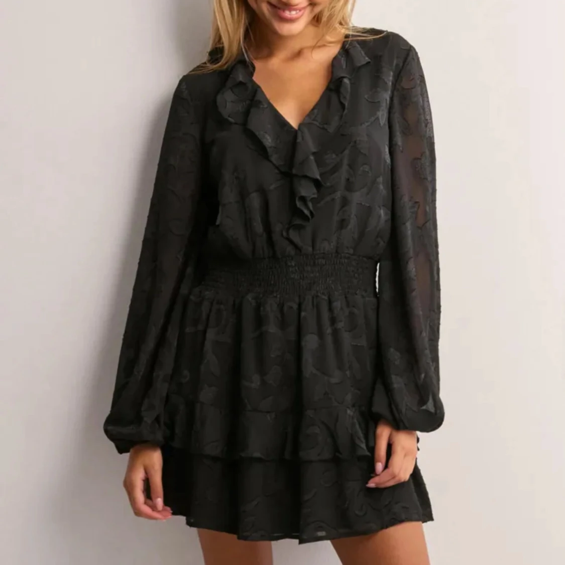 Nelly, Svart kort volangklänning 