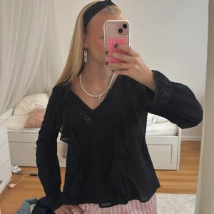 Svart spets Zara blus med volanger - Storlek XS💞har inga defekter och inga fläckar🫶🏻använd två gånger eftersom den inte är min stil🫰🩷