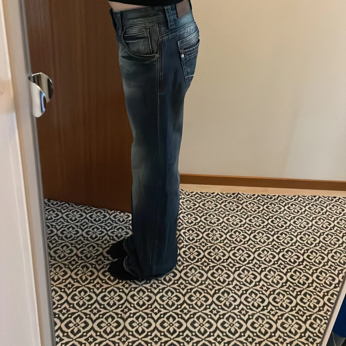 Blå jeans med broderade bakfickor - 1