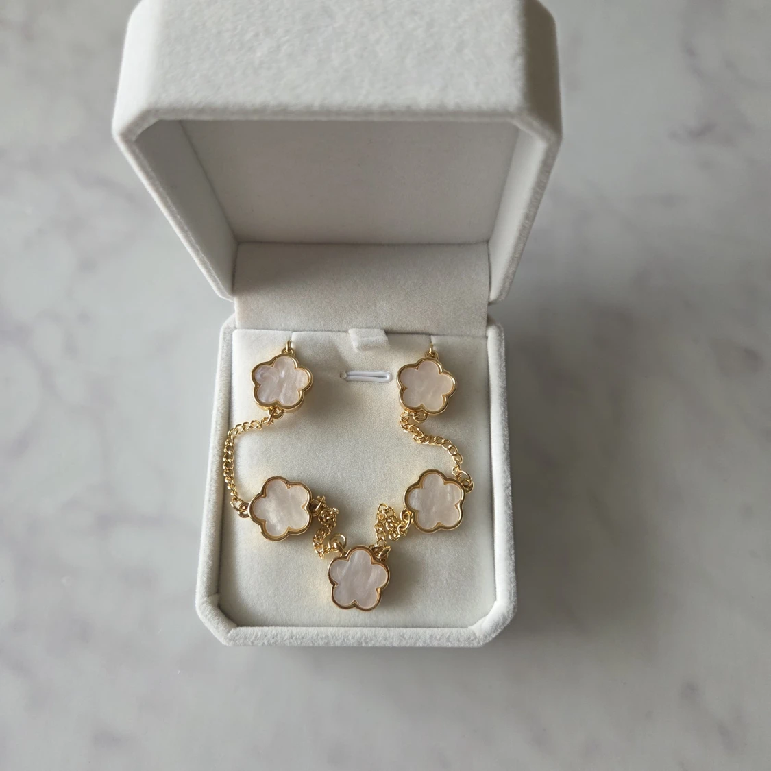 Halsband med vita blommor - 1