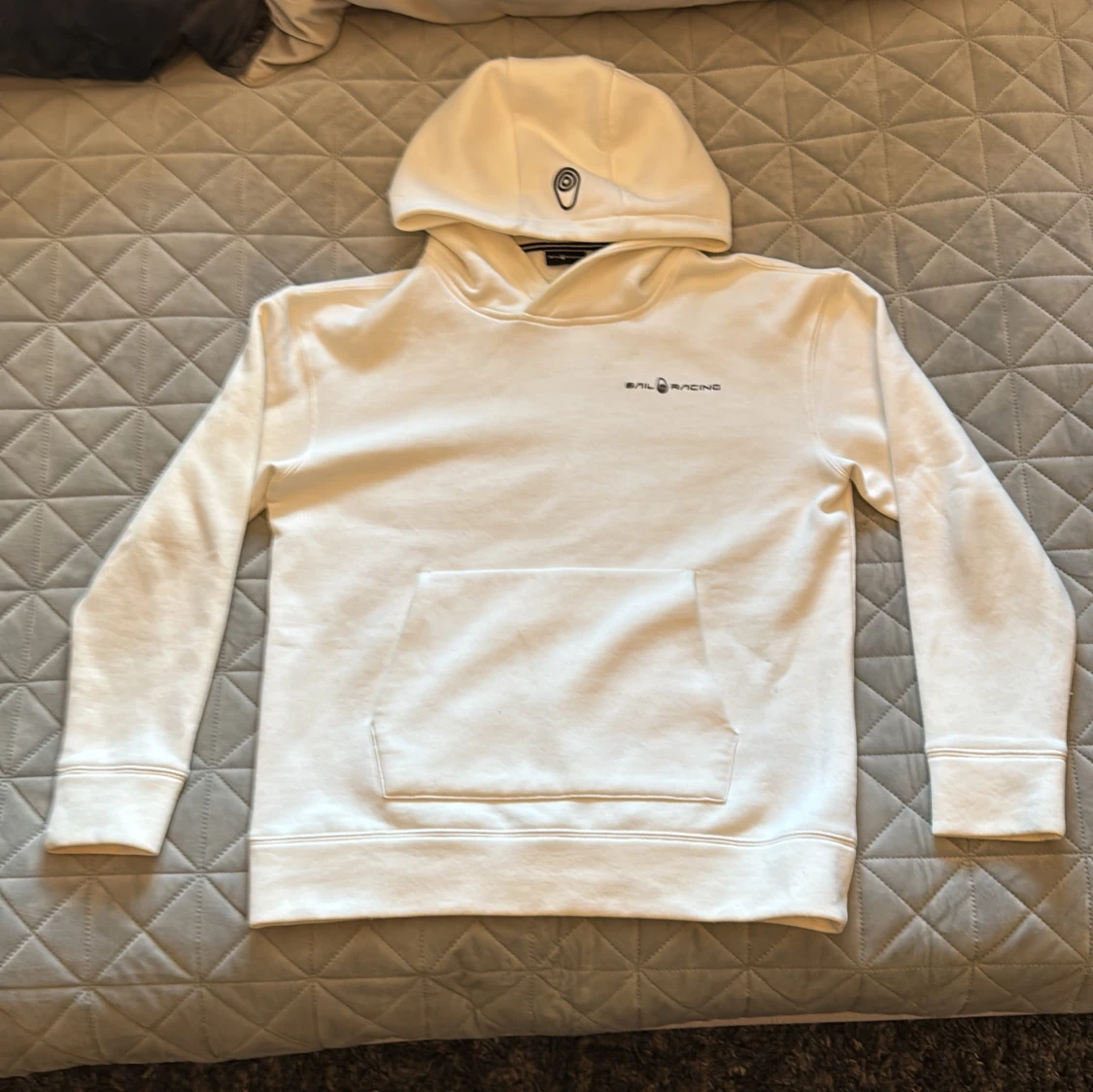 Vit hoodie från Sail Racing