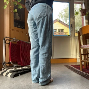 Midwaist loosefit jeans  - Säljer mina rowe-jeans från weekday🪩jättesnygga basic byxor med en loosefit! Sitter jätteskönt och tåligt material. Längden är utmärkt på mig med ett par skor, och är 167-168cm🙈 