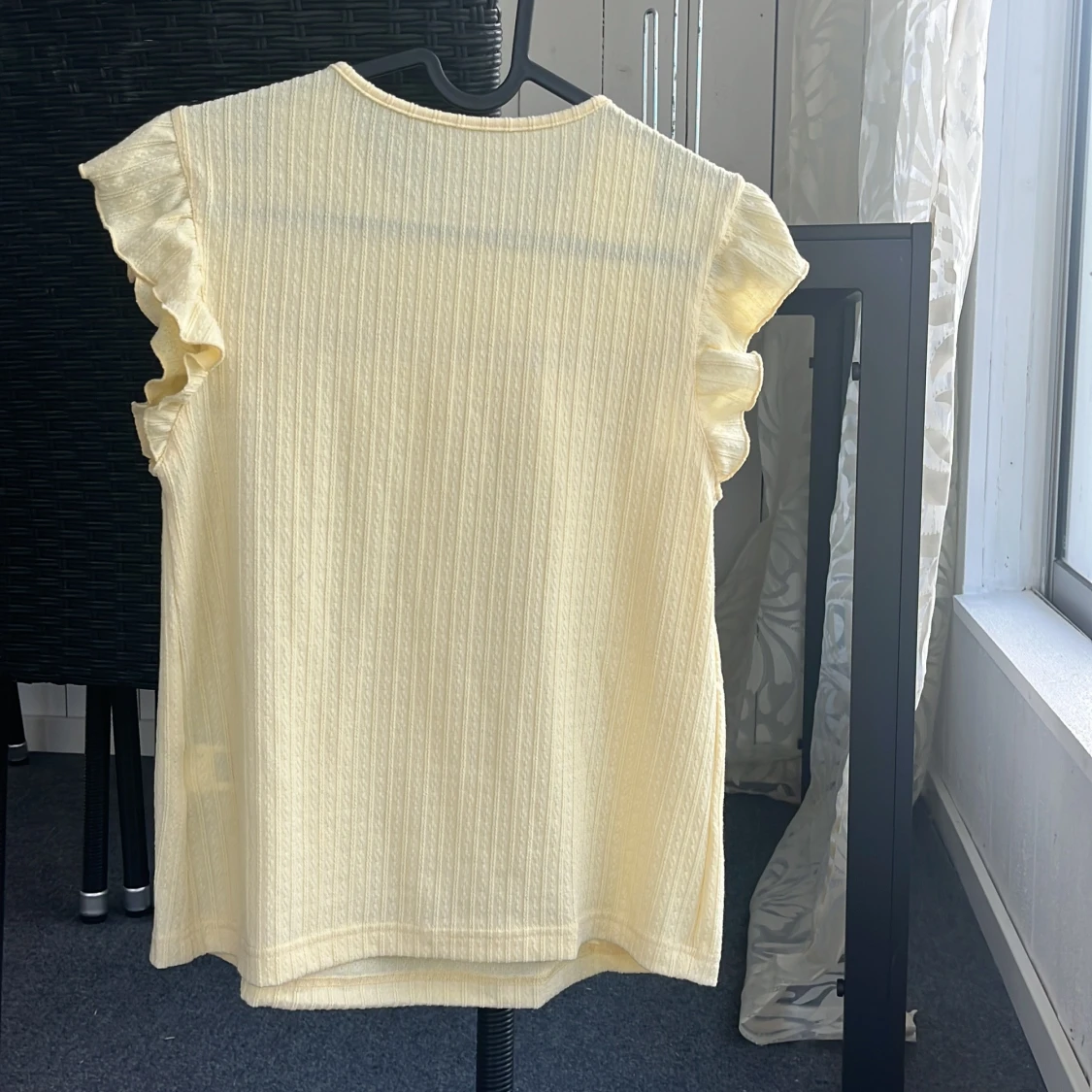 Gul topp med detalj💕 - 2