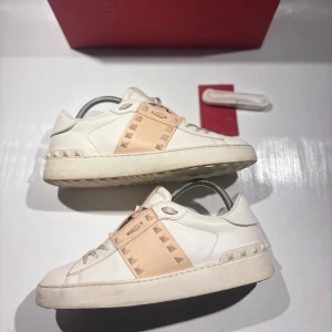 Valentino skor - Hej! Säljer nu mina skor från märket Valentino, storlek 38 bra skick, allt på bilden ingår. Tveka inte på att höra av dig om du har frågor eller funderingar kring skorna! 
