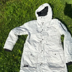 Jacka Everest  - Tjock jacka. Finns några fläckar 