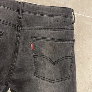 Levi's 512 svarta jeans - Svarta Levi's 512 Slim Taper jeans. tillverkade i mjukt denimtyg. Väldigt fräsha. Storlek 29 i midjan men passar dig som har 32 oxå då dom är väldigt stretchiga.                                                                      Hör av dig vid frågor eller mer bilder!!!