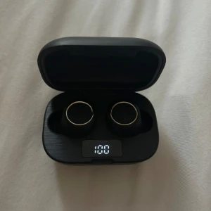 Tobias Jacobsen Hörlurar - helt oanvända, finns dock ingen box eller laddare till men det är C-type uttag till hörlurarna.