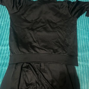 Hugo boss tracksuit  - En härlig hugo boss tracksuit den är i gott skick och är super bekväm den är i storleken M men kan även passa S 