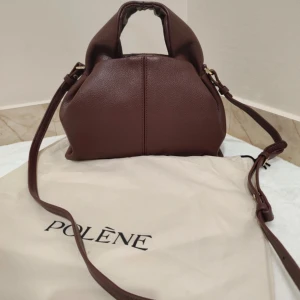 Brun handväska från Polène numero neuf mini - Säljer en snygg brun handväska från Polène i mjukt skinn. Väskan är använd en vecka då jag köpte en annan färg så inga defekter❣️dustbag följs med
