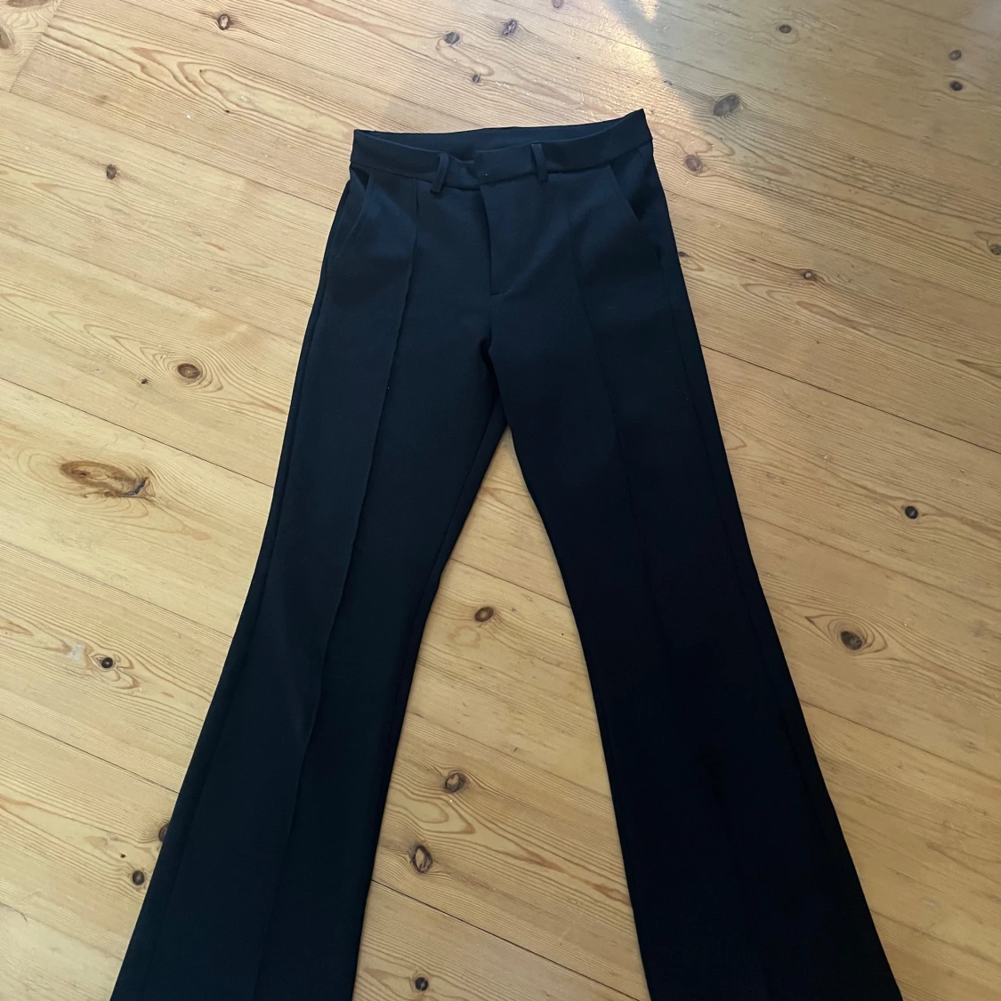 Svarta kostymbyxor med raka ben - 1