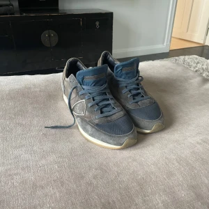 Philippe Model blå-grå sneakers - Säljer min pappas gamla Philipe model skor stl 44 kom gärna med frågor