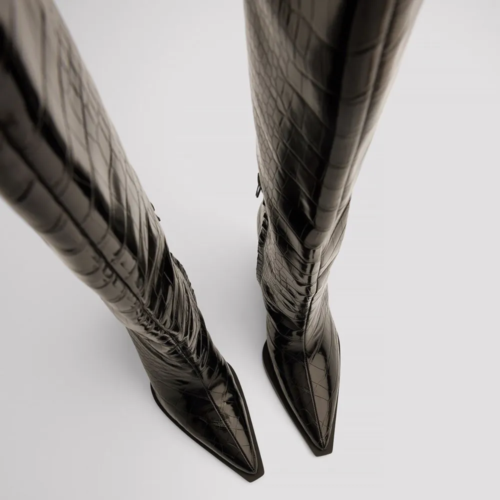 Knähöga cowboy boots. Köpte ordinarie för 899 kr <3 slutsåld på hemsidan. Använda 1 gång😊 . Skor.