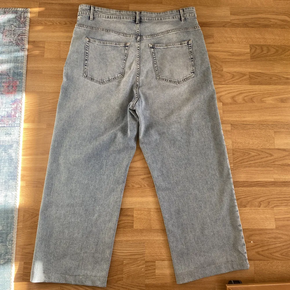 säljer ett par ljusblåa jeans från Lindex, använda ett par gånger 💗 de är i storlek 48 men har blivit uppsydda så de är lite kortare! ☺️. Jeans & Byxor.