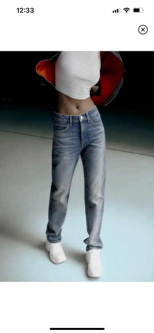 Zara jeans - Perfekt skick, använd flera gånger  Midjemåttet är 35cm och innerbenslängden är 78cm