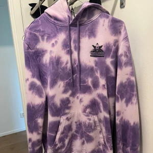 Hoodie - En riktig snygg lila hoodie med Simson tryck på ryggen. Använd ett par gånger men har annars legat i garderoben. Storlek S 