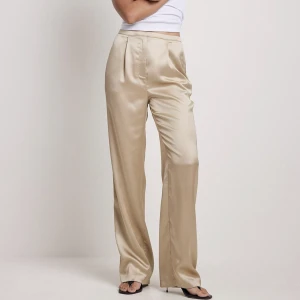 Kostymbyxor satin - Kostymbyxor i champagnefärgad satin från NAKD. Aldrig använda med prislapp kvar! 